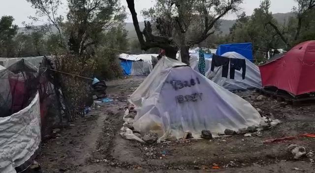 under these conditions people live at camp moria